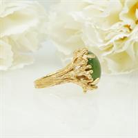 טבעת עם אבן ירוקה אגת בסגנון גזע עץ