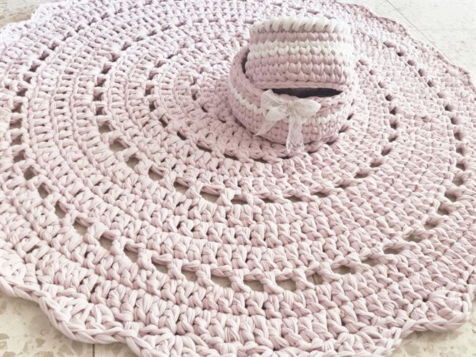 שטיח סרוג, שטיח עבודת יד, שטיח ורוד בהיר, שטיח סרוג עגול, שטיח סרוג דוגמת תחרה, שטיחים סרוגים, שטיחים לחדרי ילדים, שטיח לחדר של ילדה, שטיח ורוד, שטיחים מטריקו, שטיחים עבודת יד