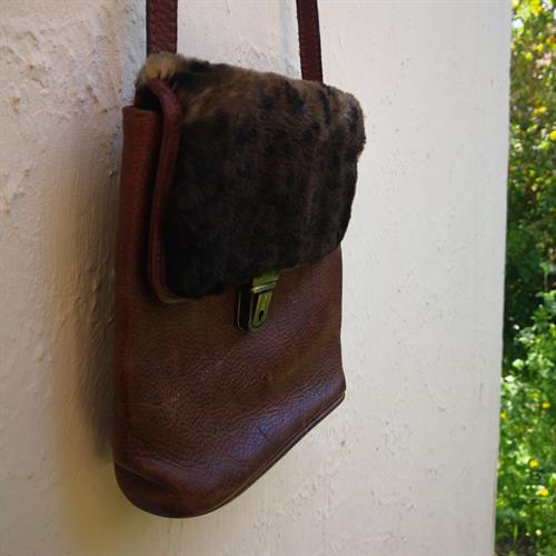 תיק עור וינטג'י עם פרווה מנומרת בקטנה