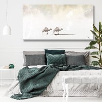 ציור של גמלים מעל ספה ירוקה - סלון בוהו
