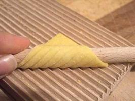 לוח משופע, רחב, להכנת ניוקי וגרגנלי