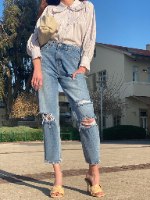 מכופתרת דול