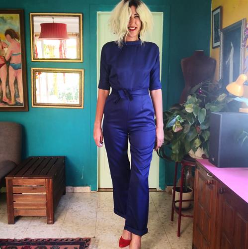 אוברול אייטיז יוקרתי בצבע כחול עמוק מידה M