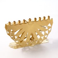 חנוכיית פליז מעוצבת בהשראת מגזרות נייר