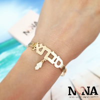 צמיד קשיח פתוח שם עם חריטות + חמסה משובצת דגם LA418