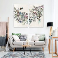 תמונה צבעונית על קיר בסלון