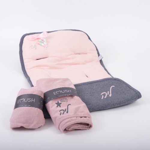מתנה לתינוק- Emush2Go- ריפודית ושמיכה לעגלה עם שם, סדין עריסה וסיכה עם שם התינוק בעיצוב אישי