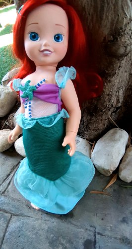 בובה גדולה של אריאל בת הים הקטנה עם פלונדר הדג,  מבית דיסני