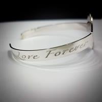 צמיד לב קשיח עם חריטת תמונה ומשפט