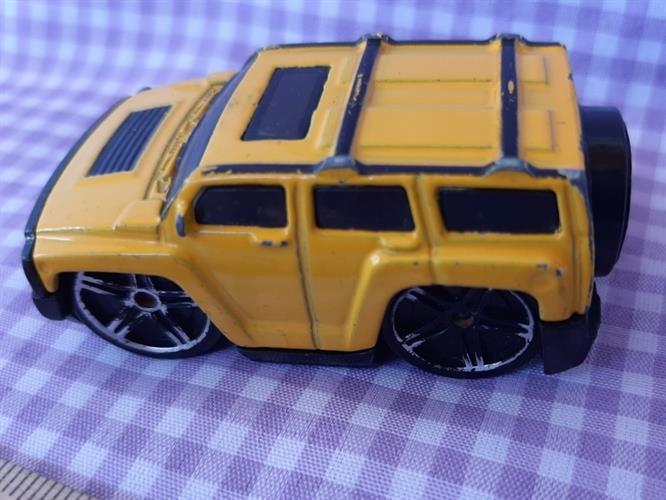 מכונית מתכת קטנה מדגם האמר