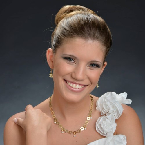 שרשרת פרחים ופנינים