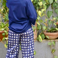 מכנסיים מדגם מיכאלה עם דוגמה של ריבועים בצבע שמנת על רקע בצבע רויאל
