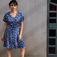 שמלת ניינטיז פרחים על רקע כחול מידה M/L