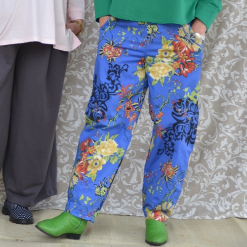 מכנסיים כפולים מדגם נור עם הדפס פרחים יפני על רקע כחול רויאל