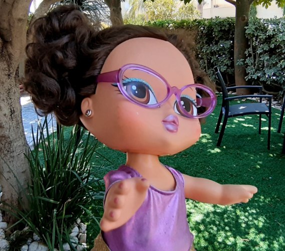 בובת בייבי בראץ גדולה עם משקפים גולשת על רולר בליידס,