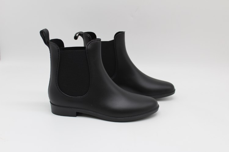 מגפי אופנה נשים שחור מט