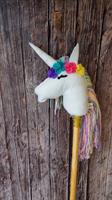 חד קרן על מקל עם שיער פסטל ופרח סגול