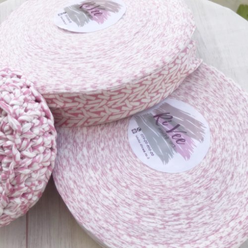 טריקו לסריגה, חוטי טריקו לסריגה, חוטי טריקו הדפסים, חוט טריקו לבן והדפס בוורוד, חוט טריקו ורוד, חוט טריקו לסריגת סלסלה, חוטים לסריגת שטיחים, החוטים של ריבי