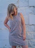 שמלה מחשוף עגול סגור באורך מעל הברך מבד ויסקוזה מנומר בהיר