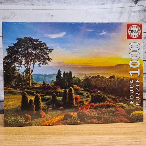 פאזל גן יפיפה על רקע נוף - 1000 חלקים