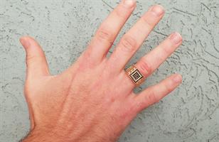 טבעת זהב 14 קרט לגבר משובצת יהלומים שחורים 0.60 קראט