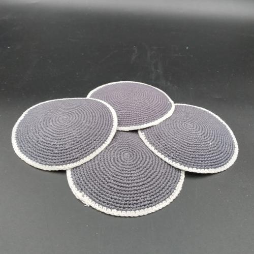 כיפה סרוגה קטנה במיוחד אפור פס לבן 7-8 ס"מ