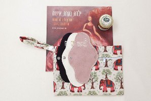 ערכה מקיפה לנערה הכוללת 9 תחבושות בדרגות ספיגה שונות, תיק היגיינה, ספר ומשחה