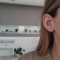 עגילי זהב לבן צמודים עם זרקונים