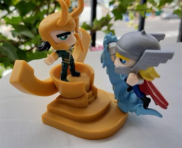 ת'ור ולוקי, Thor and Loki, שתי דמויות מהמיתולוגיה הנורדית, ניצבים על מתקן תצוגה מיוחד, מבית מארוול, ממוספר