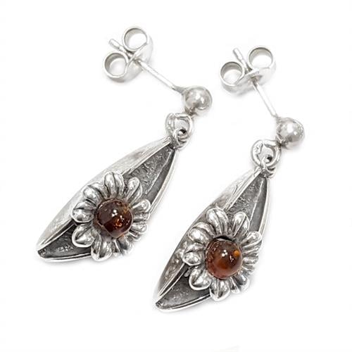 עגילי כסף מעוצבים בשילוב ענבר בלטי אמיתי  צבע קוניאק A8624