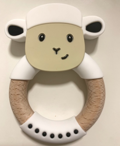 נשכן כבשה-  טבעת עץ בשילוב דמות כבשה מסיליקון