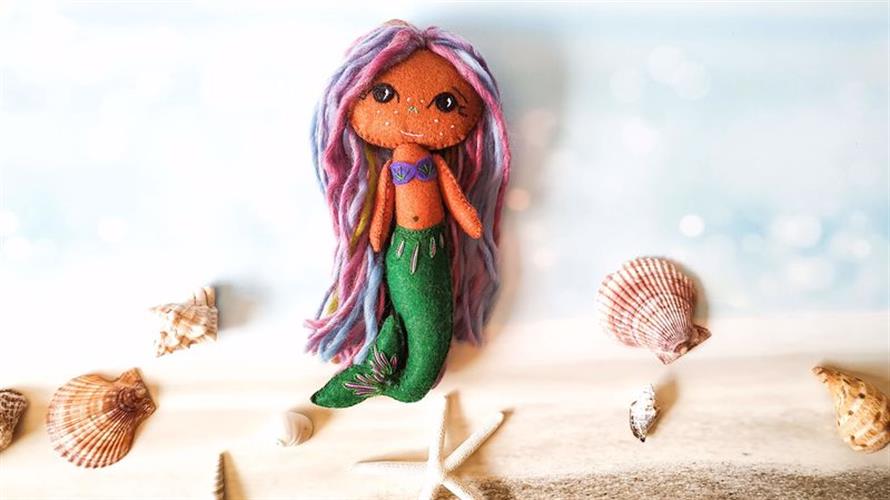 בובת בת ים עם סנפיר ירוק כהה ושיער סגול