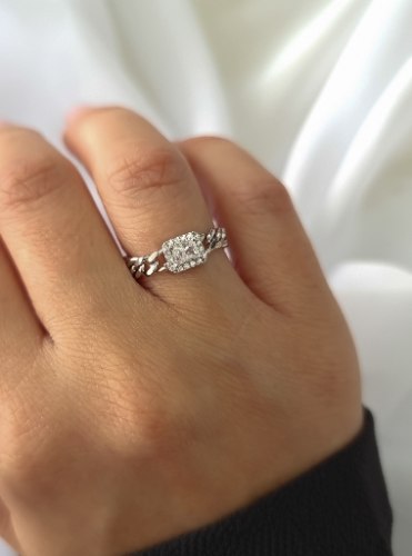 טבעת גורמט עם זרקון לבן ומסגרת זרקונים לבנים