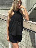 חולצת ריקמה ג'ואנה שחור