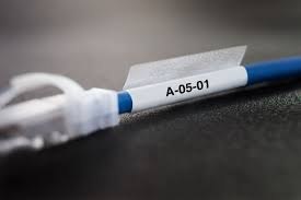 סרט סימון למינציה שחור על רקע לבן Dymo 1868710 Laminated Cable Wrap XTL Tape 21x51mm