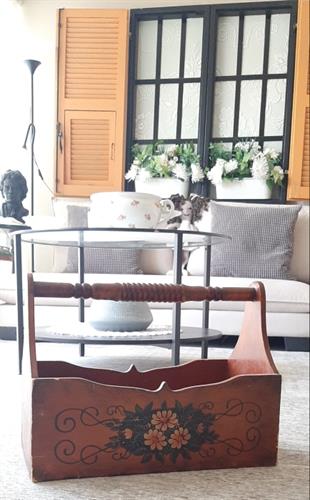 מתקן עץ וינטג' לעיתונים או חפצים, מעוטר בפרחים