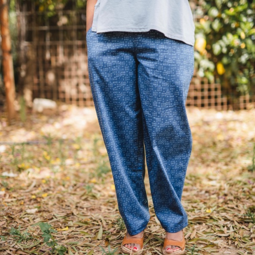 מכנסיים מדגם נור בצבע ג׳ינס עם דוגמה מודפסת - פגום