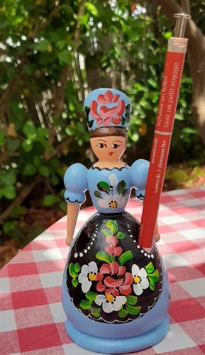 בובת עץ מסורתית עשויה ומאויירת בעבודת יד, עם 4 חורים המיועדים לאחסון עטים או עפרונות, רטרו שיק במיטבו. כ 10 סמ גובה