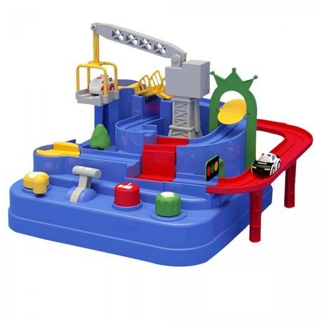 מרוץ מכוניות משטרה ומשאית עם מנוף