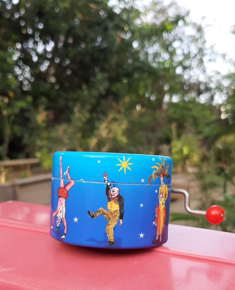 תיבת נגינה קטנה מעוצבת, מופעלת ע"י סיבוב ידית מנגנת את הפנתר הורוד, תוצרת pml