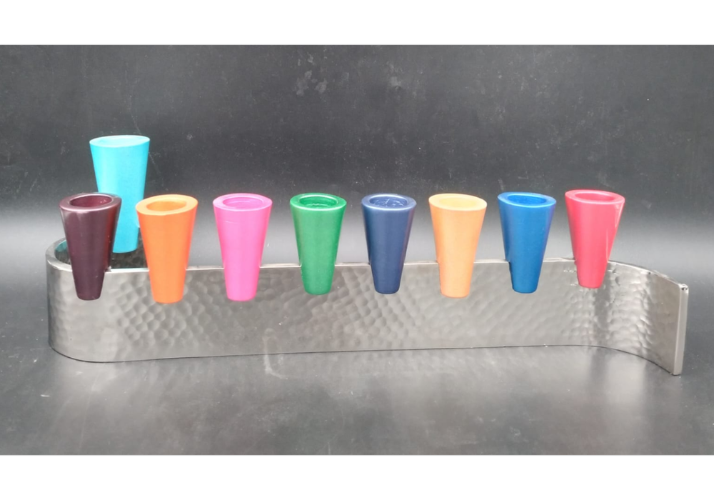 חנוכייה דגם גביעים צבעוניים