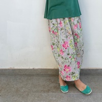 חצאית ארוכה מדגם אילה עם הדפס פרחים על רקע אפור
