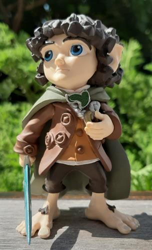 פרודו, דמות ייחודית מעוצבת בסדנת אמן בניו זילנד שם צולם הסרט שר הטבעות, חתום וממוספר (NLP (S18