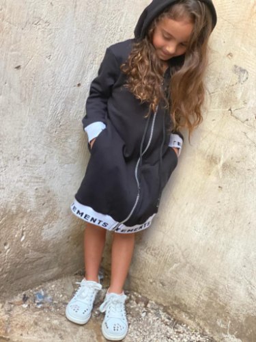 שמלת קפוצ'ון כיתוב בגב שחור 4-18