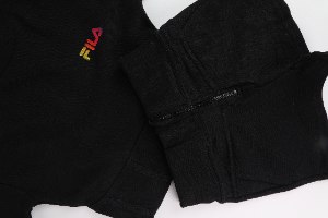 חליפת שורט שחורה בשילוב כיתוב צבעוני (4-16) FILA