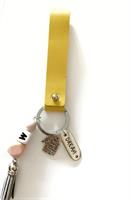 מחזיק מפתחות בתוספת אות ראשונה ורצועת עור