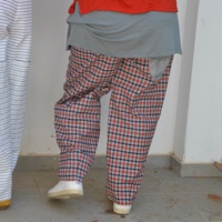 מכנסיים מדגם נור עם דוגמה של משבצות בשחור ואדום על רקע בצבע אפור - 2 זוגות אחרונים במידה 17 בלבד