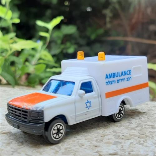 אמבולנס צעצוע, דגם מתכת קטן של רכב חירום והצלה, מגן דוד אדום.