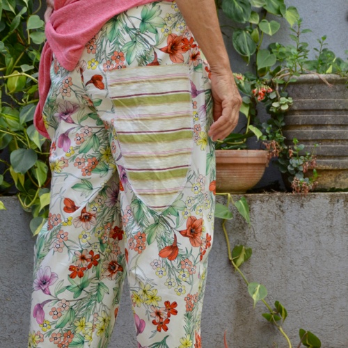 מכנסיים מדגם נור עם הדפס פרחים בוטני