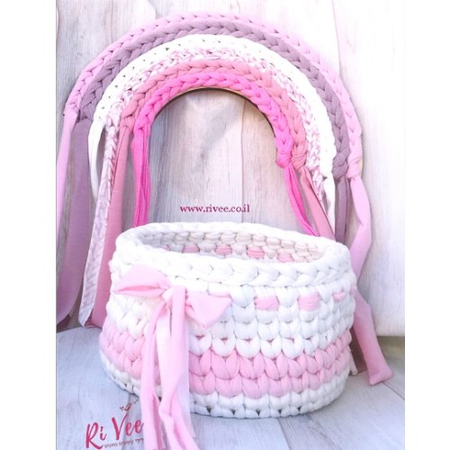 סלסלה סרוגה ומובייל קשת סרוגה לתליה, שילוב גוונים ורודים ועדינים